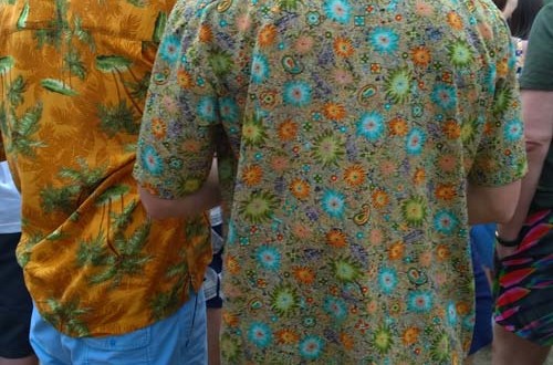Los Hawaianos con gorras (Coachella)