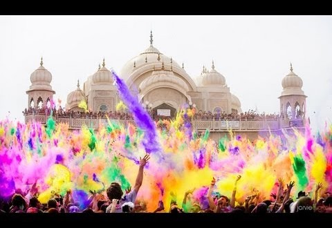 Festival del color en el templo de krishna