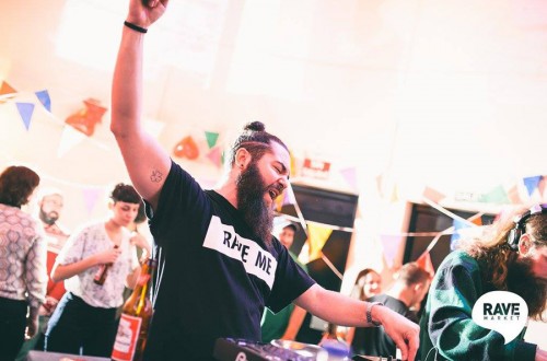 ¡De ligoteo en el primer Rave Market del año!